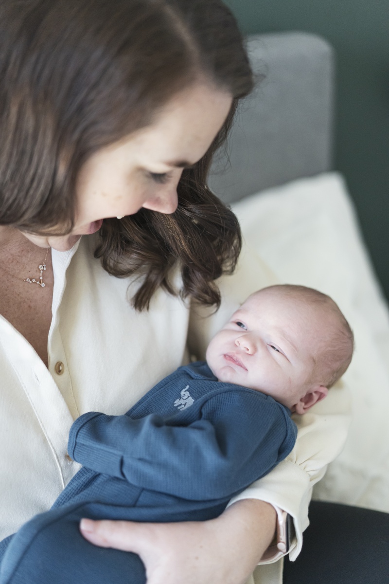 newborn photos in mommy's arms