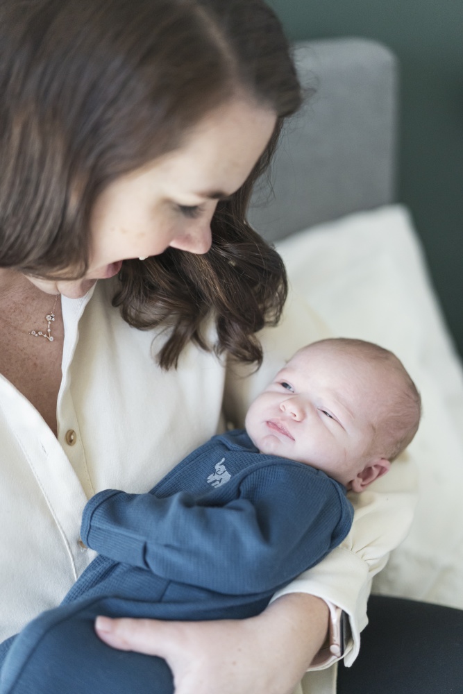 newborn photos in mommy's arms